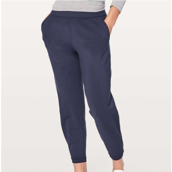Lululemon Women's Twisted & Tucked Pant 25" Midnight Navy (Size 6) - Picture 3 of 10